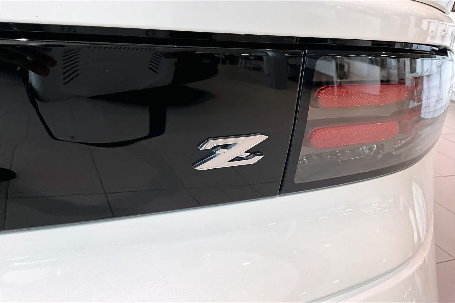 Used 2025 Pearl White Tricoat/Super Black Nissan Performance image 27