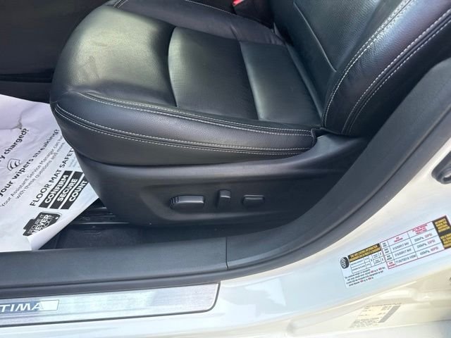 Used 2022 White Nissan 2.5 SL image 25