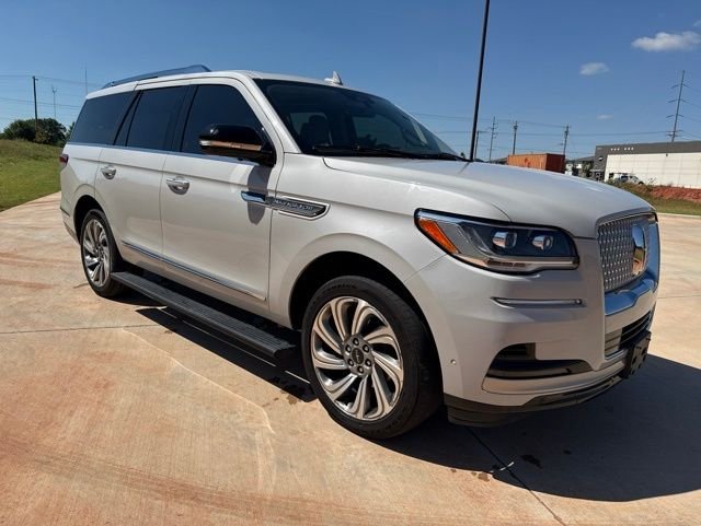 Used 2022 White Lincoln Reserve image 3