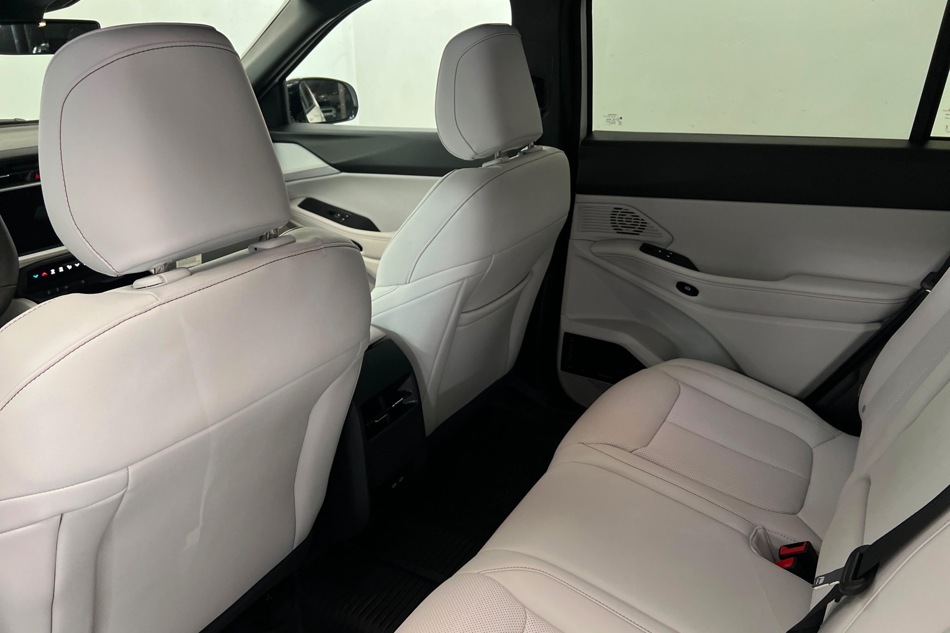 New 2026 Bright White Clear-Coat Exterior Paint Jeep Limited image 20