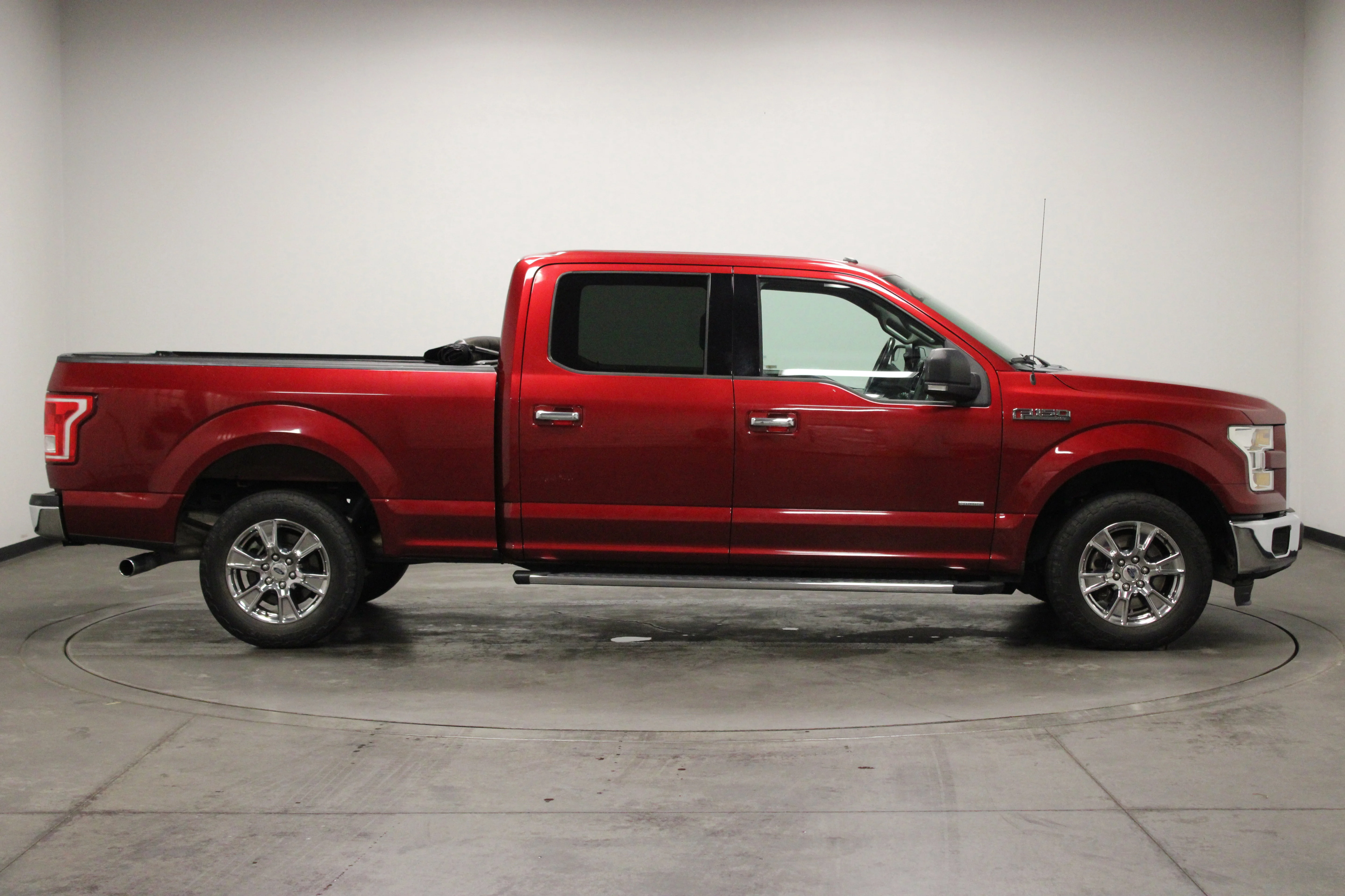 Used 2016 Ruby Red Metallic Tinted Clearcoat Ford XLT image 9