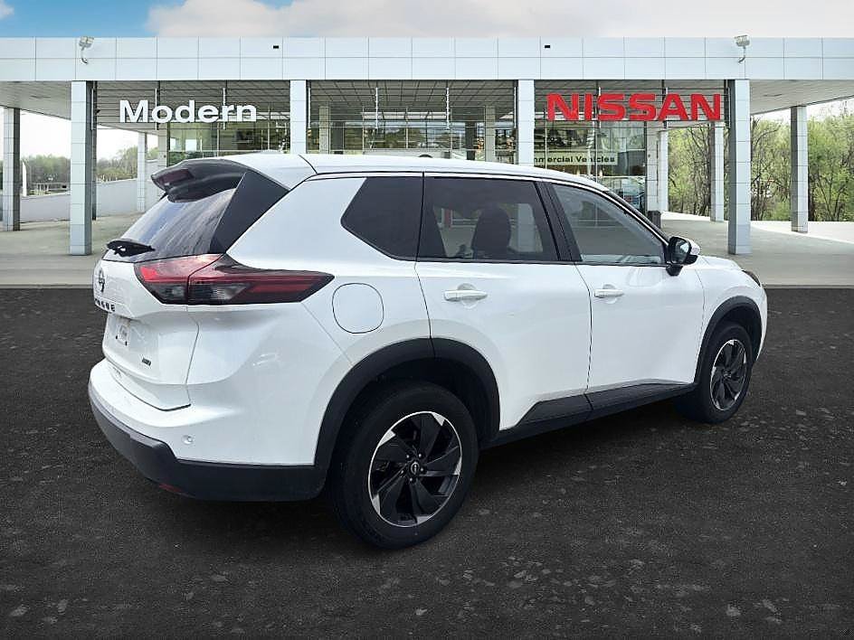 Certified Used 2025 Everest White Pearl Nissan SV image 5