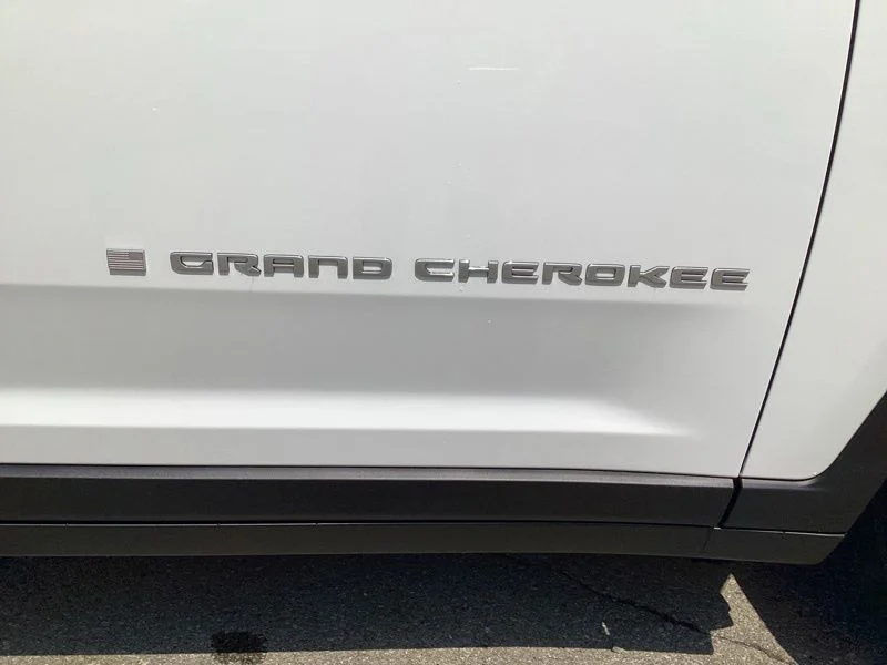 New 2026 Bright White Clear-Coat Exterior Paint Jeep Limited image 10