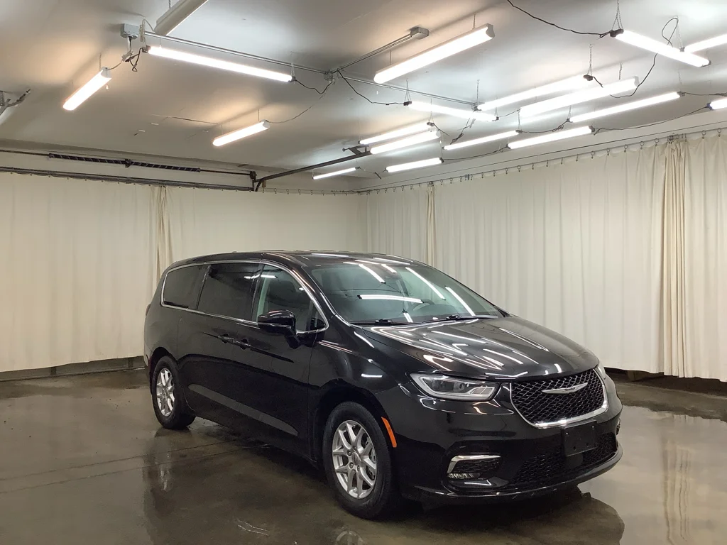 Used 2024 Diamond Black Crystal Pearlcoat Chrysler Touring L image 4