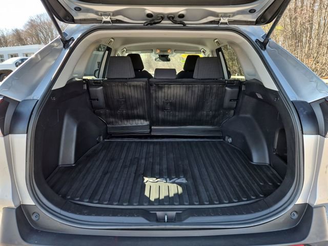 2021 Toyota RAV4 LE - Photo 18