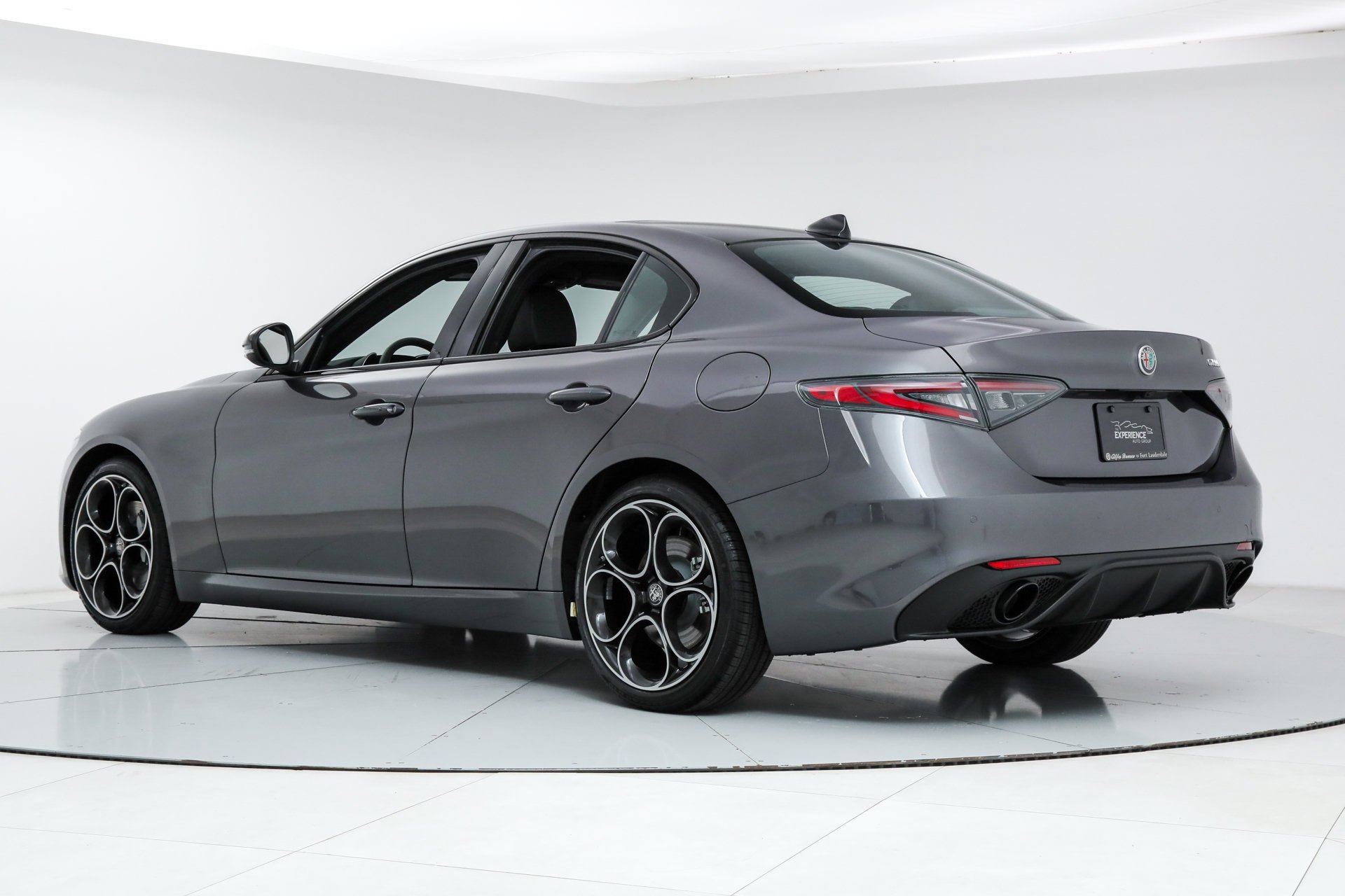 New 2025 Vesuvio Gray Metallic Exterior Paint Alfa Romeo  image 3