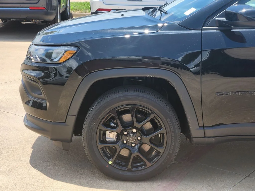 New 2026 Diamond Black Crystal Pearlcoat Jeep Latitude image 6