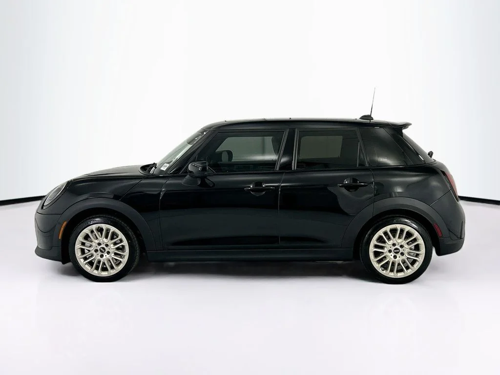 New 2026 Midnight Black II Metallic MINI Signature Plus image 8