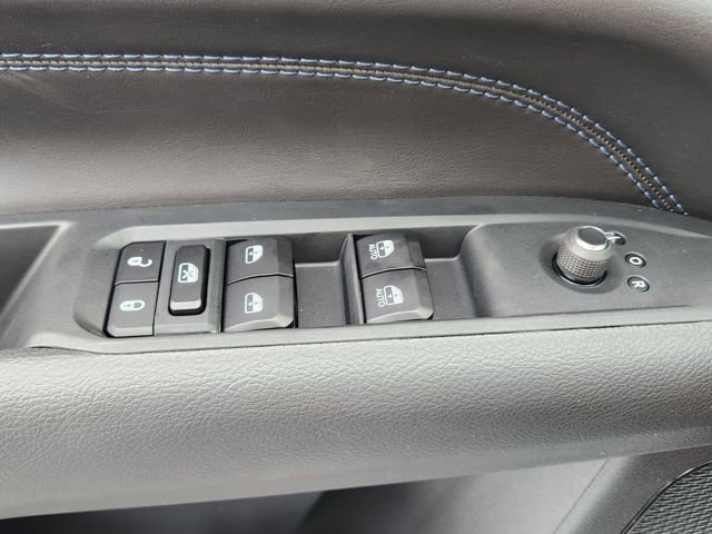 New 2026 Bright White Clear-Coat Exterior Paint Jeep Latitude image 17