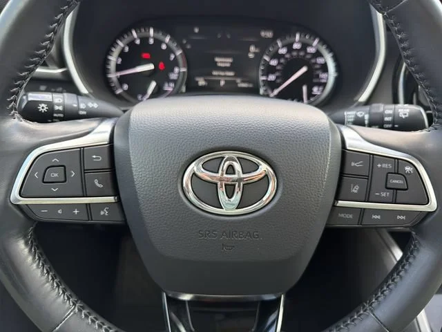 Used 2021 Silver Toyota XLE image 31