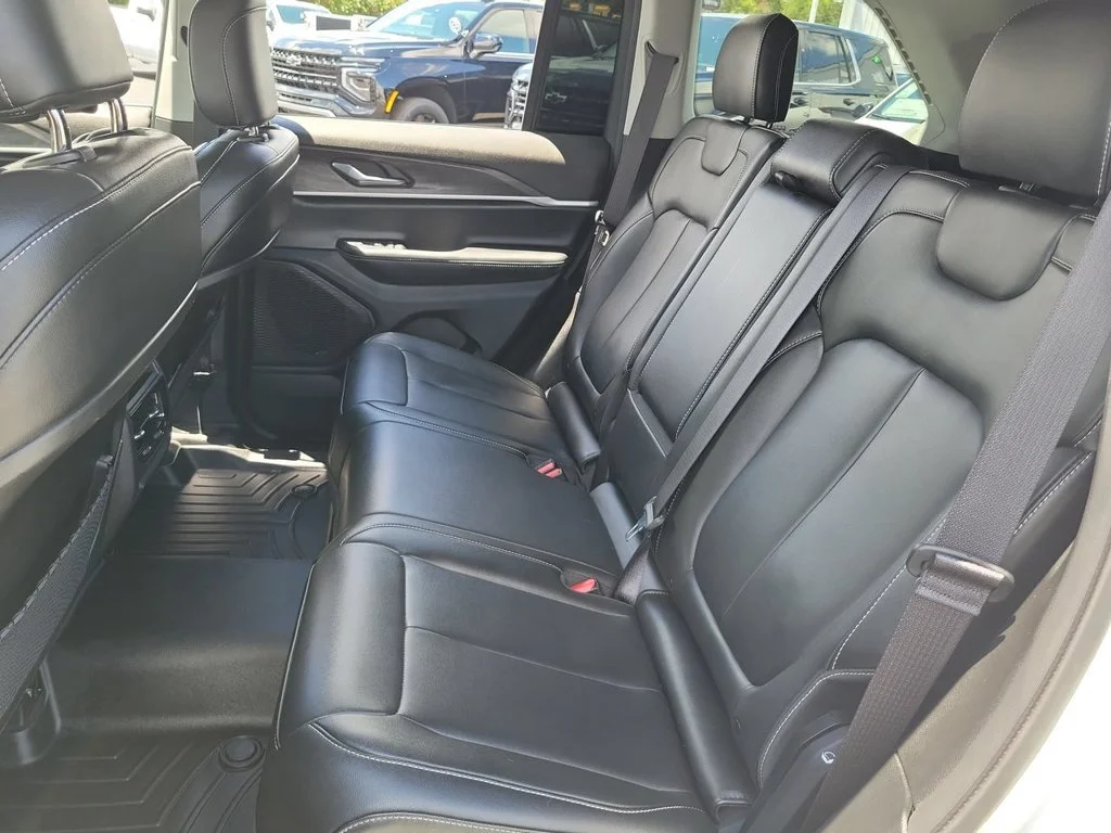 Used 2023 White Jeep Limited 4x4 image 26