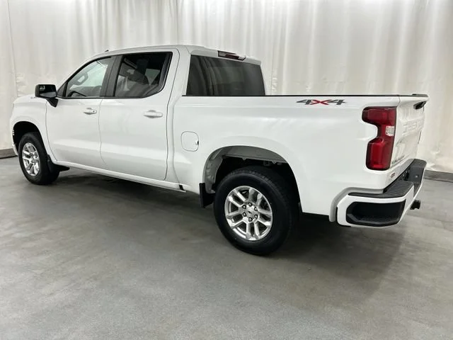 Used 2024 Summit White Chevrolet RST image 3