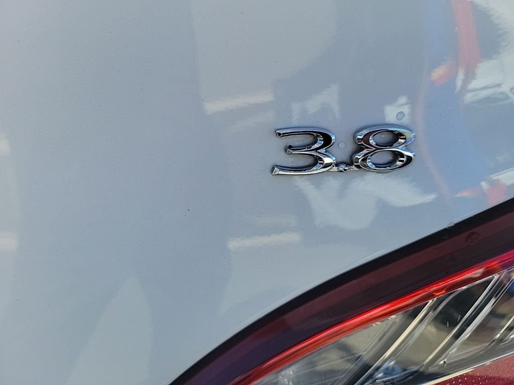 Used 2014 White Hyundai 3.8 Ultimate image 8