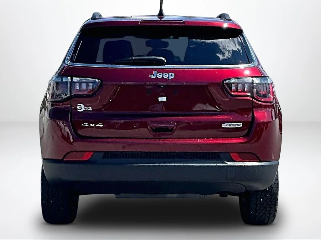 Used 2022 Red Jeep Latitude Lux image 5