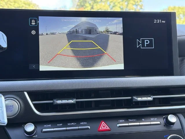 Used 2025 White Hyundai SEL image 18