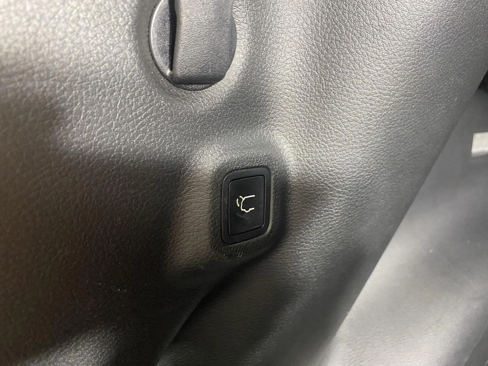 Used 2023 Diamond Black Crystal Pearlcoat Jeep Latitude image 28