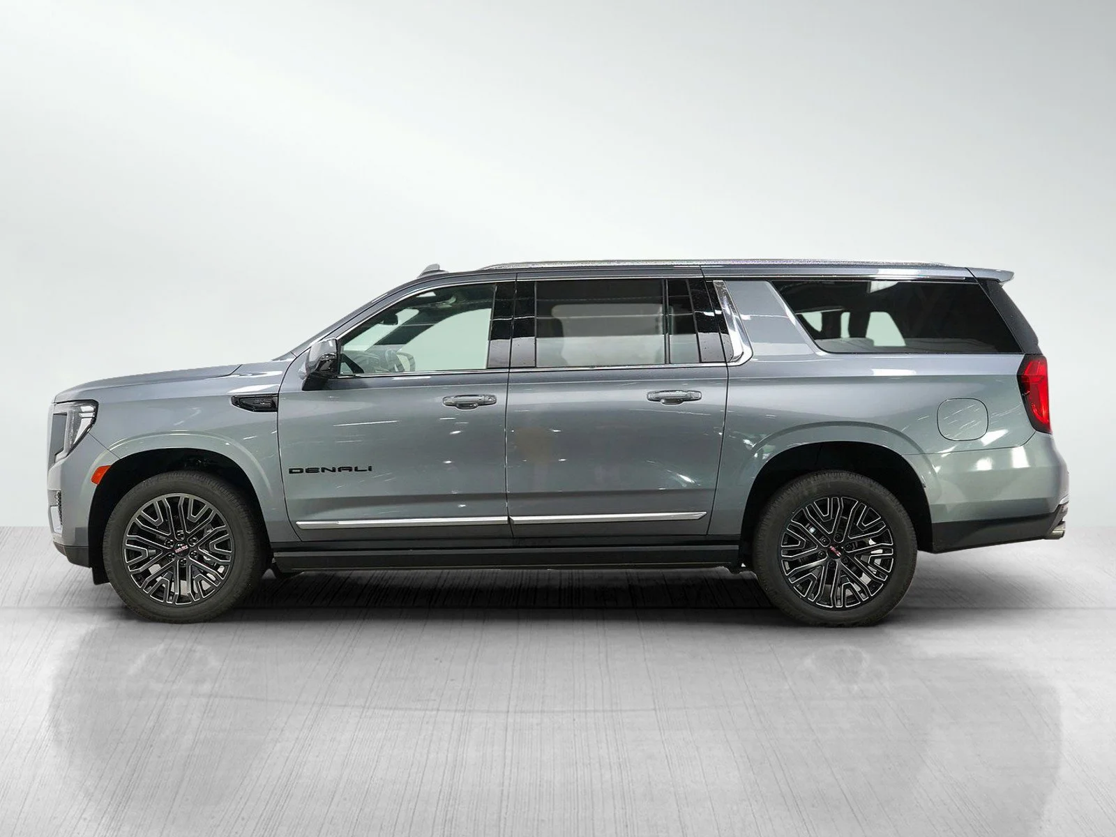 Used 2022 GMC Yukon XL Denali with VIN 1GKS2JKL7NR251489 for sale in Roseville, Minnesota