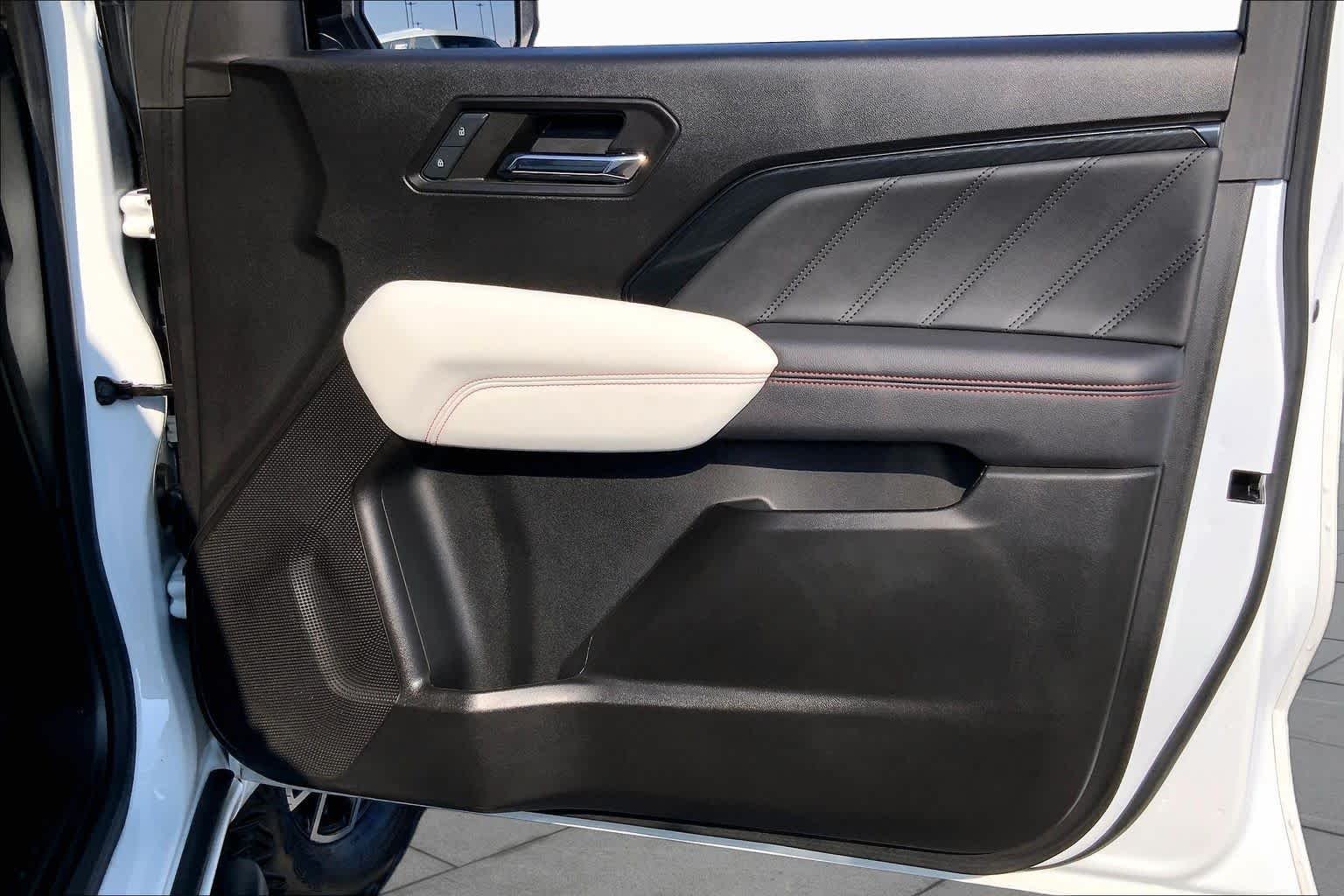 Used 2024 Summit White GMC 4WD AT4X image 22