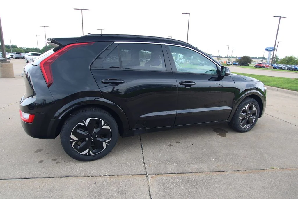Used 2023 Black Kia Wind image 5
