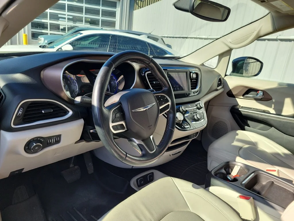 Used 2018 Gray Chrysler Touring L image 22