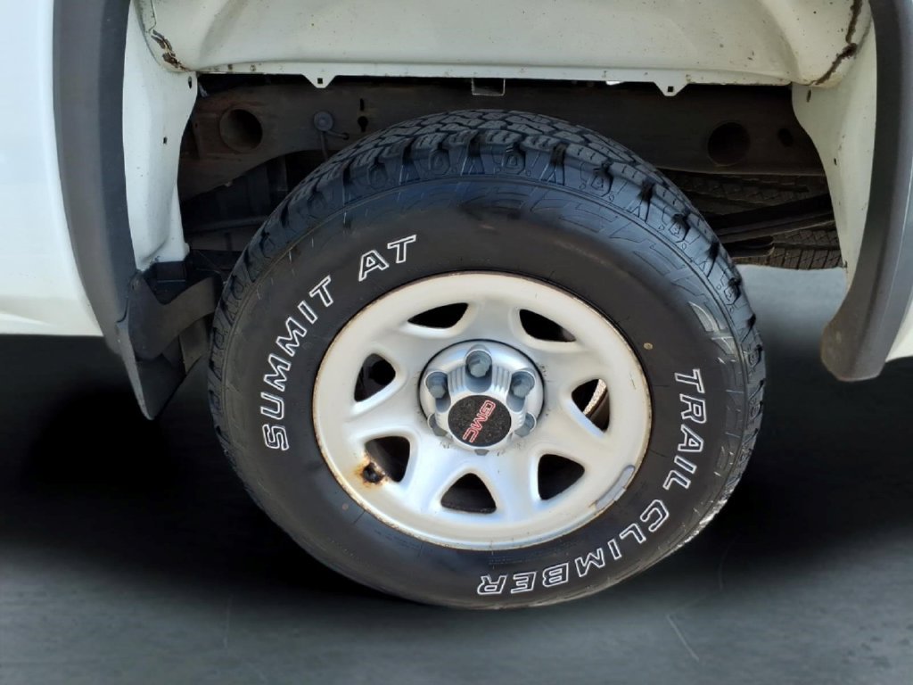 Used 2018 White GMC Base image 10
