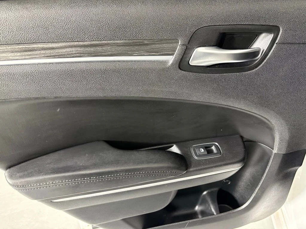Used 2019 White Chrysler Touring image 34