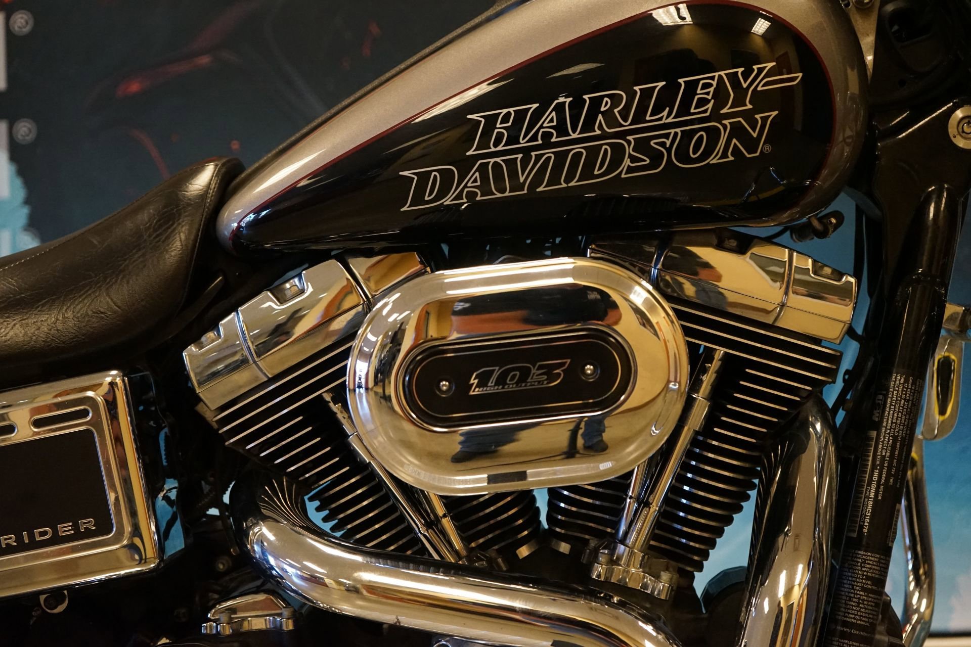 Used 2017 Billet Silver / Vivid Black Harley-Davidson  image 9
