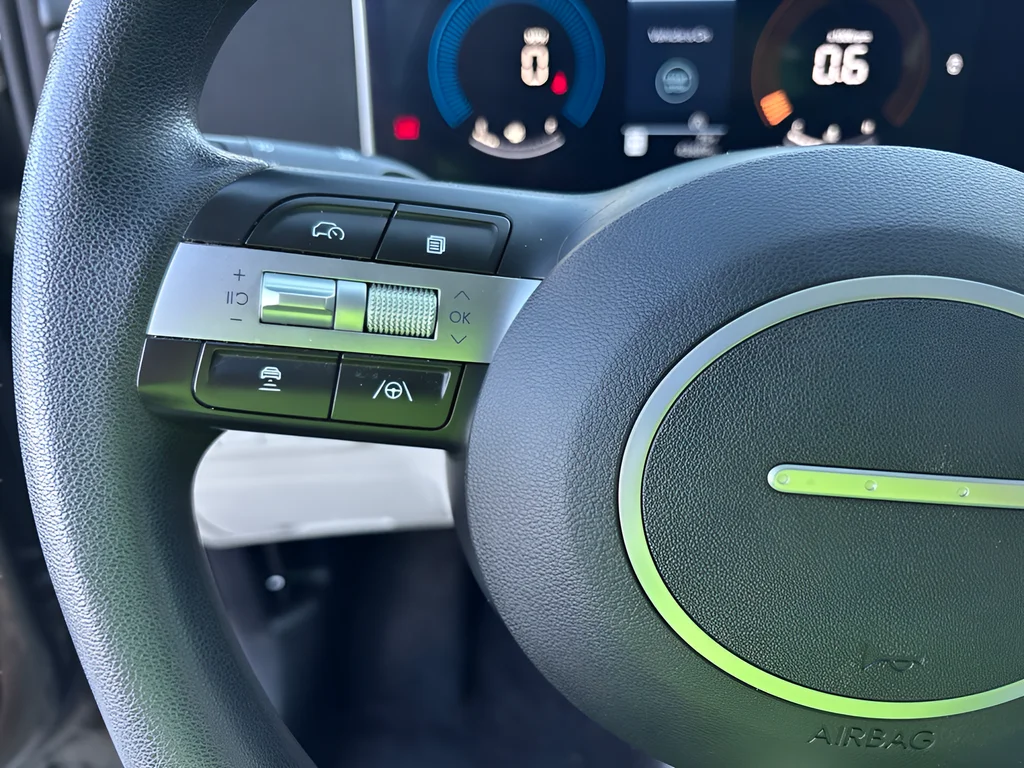 Used 2025 Green Hyundai SEL image 14