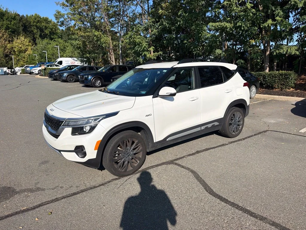 Used 2023 Snow White Pearl Kia Nightfall image 1