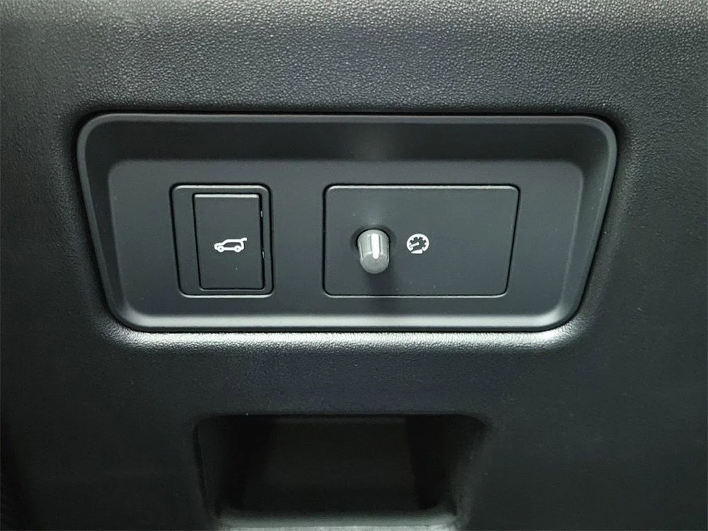 Used 2025 Black Land Rover Dynamic SE image 20