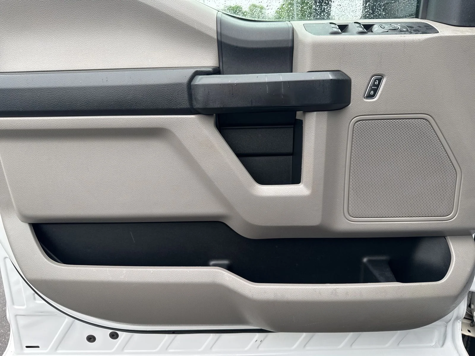 Used 2019 White Ford XL image 24