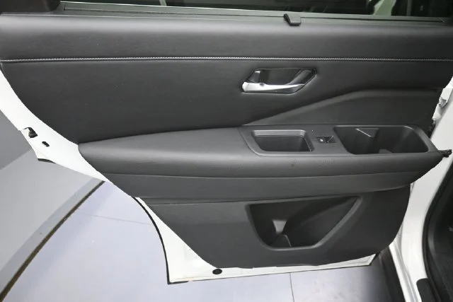 Used 2022 White Nissan SL image 10