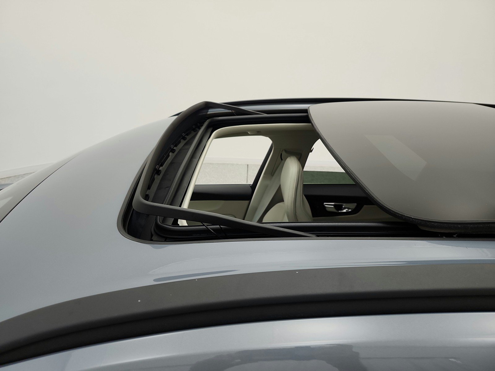 Used 2022 Thunder Grey Metallic Volvo Momentum image 16