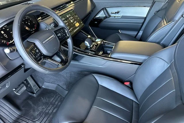 New 2026 Santorini Black Land Rover Dynamic SE image 9