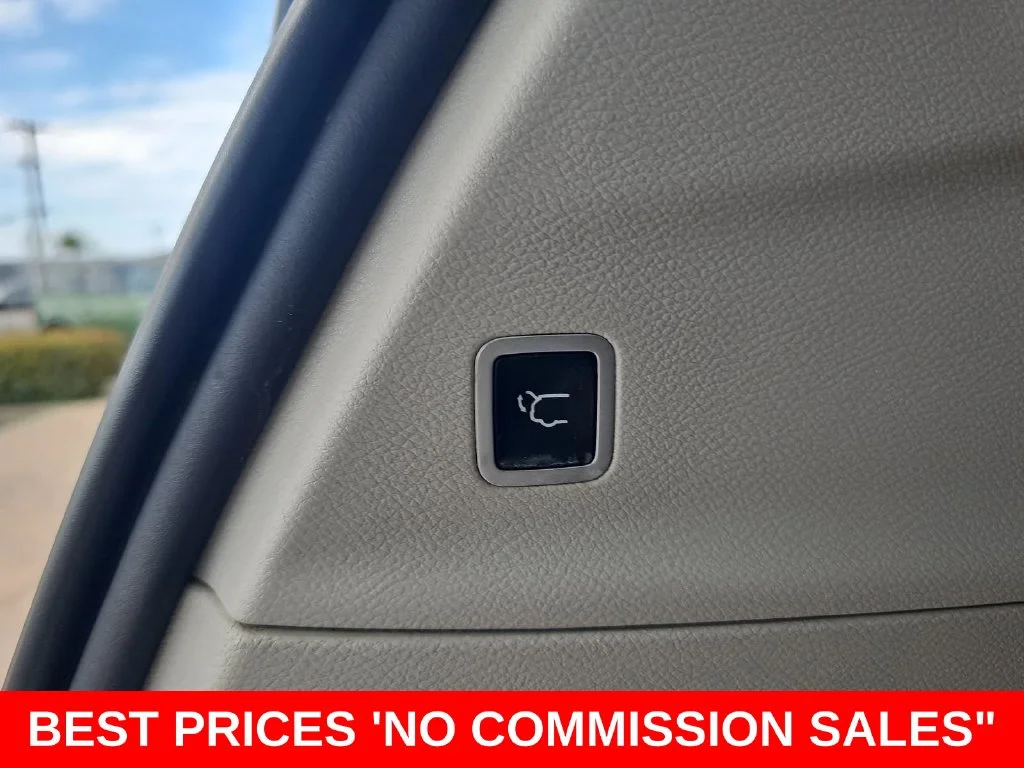 Used 2018 White Chrysler Touring L image 14