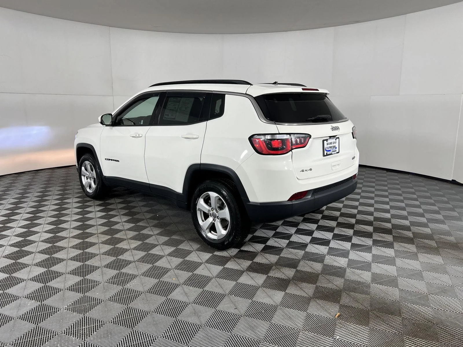 Used 2018 White Clearcoat Jeep Latitude image 5