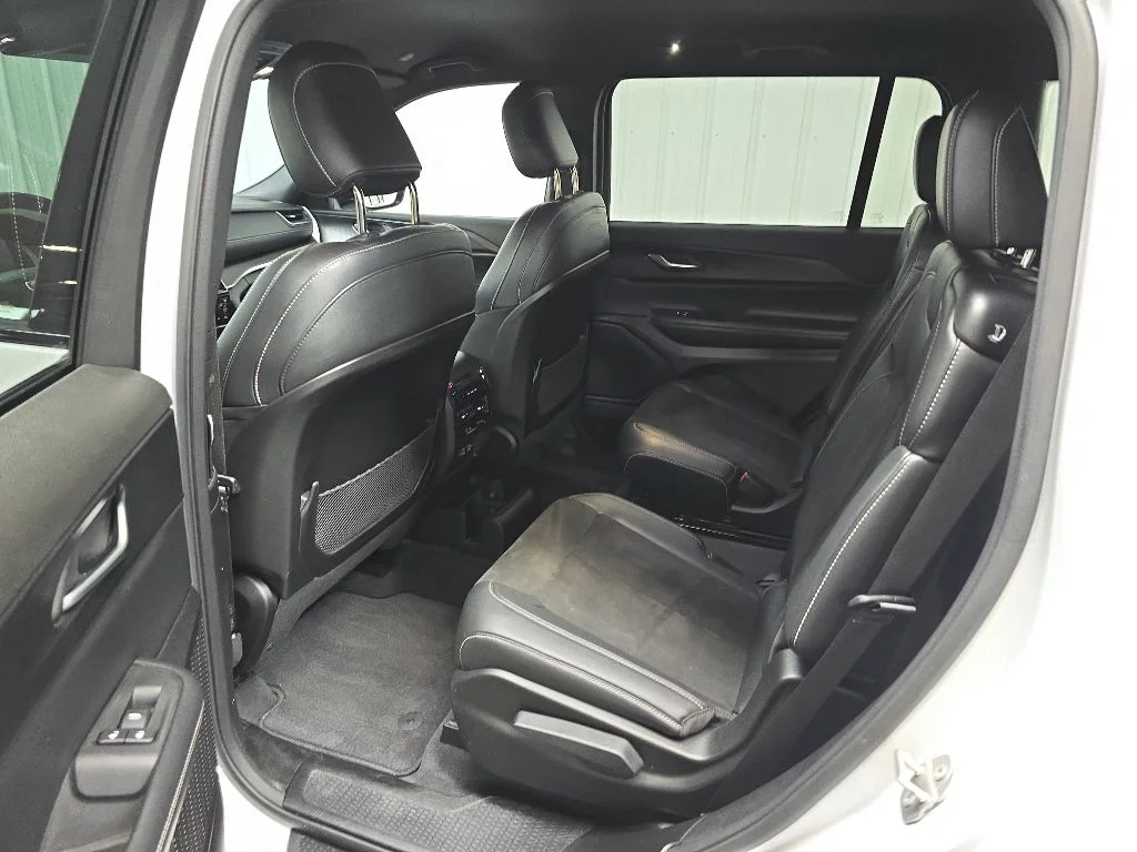 Used 2023 White Jeep Altitude image 30