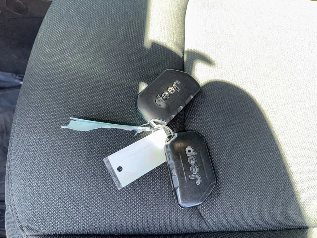 Used 2020  Jeep Sport image 30