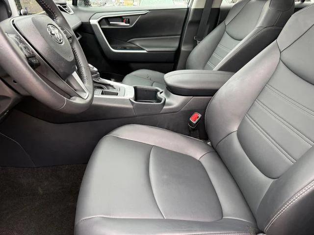 Certified Used 2025 SILVER SKY METALLIC Toyota XLE Premium image 9