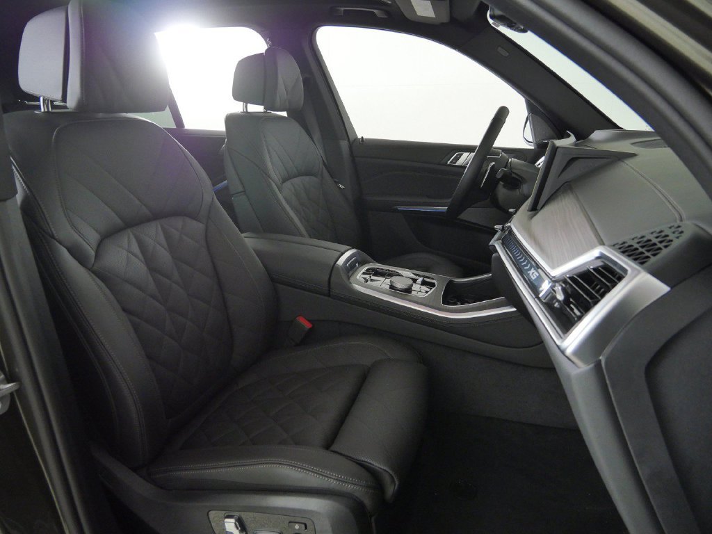 New 2026 Manhattan Green Metallic BMW xDrive50e image 21