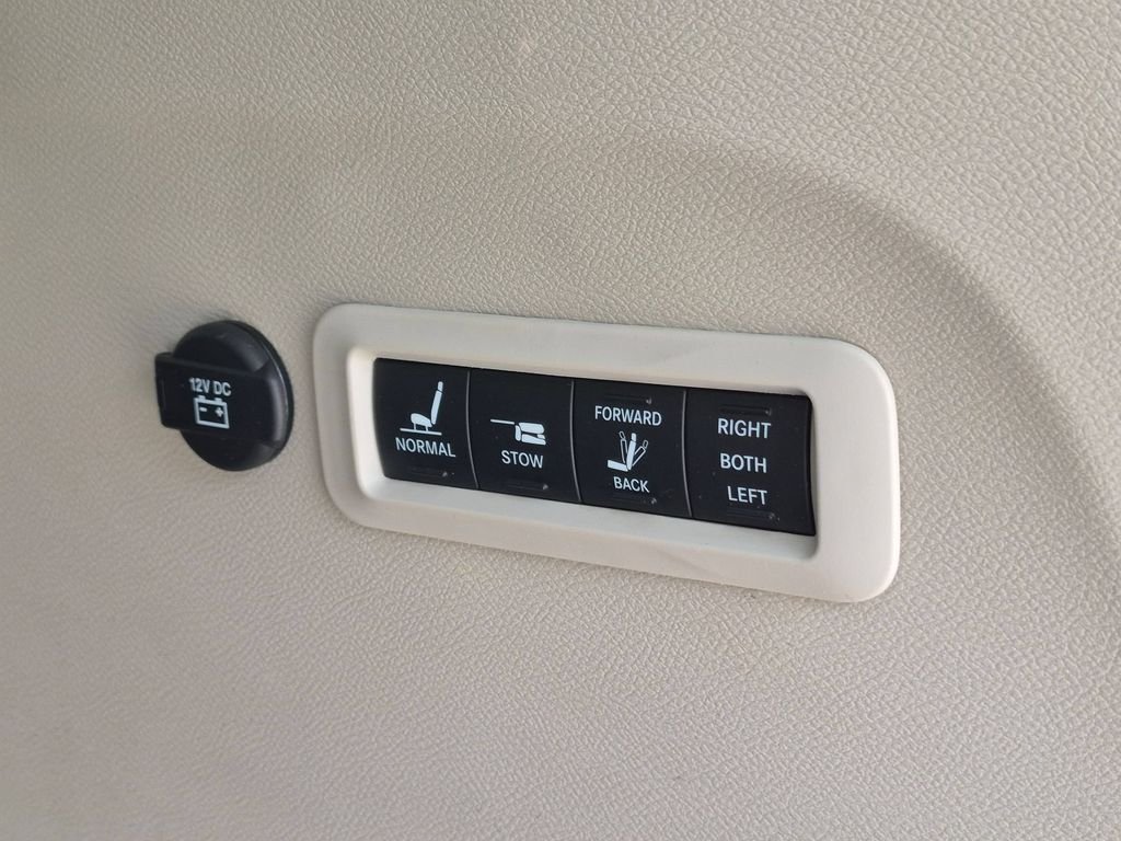 Used 2022 Gray Chrysler Limited image 8