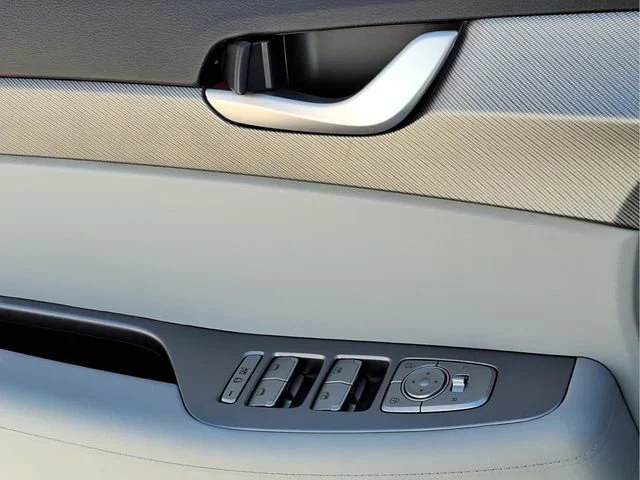 Used 2025  Hyundai SEL image 13