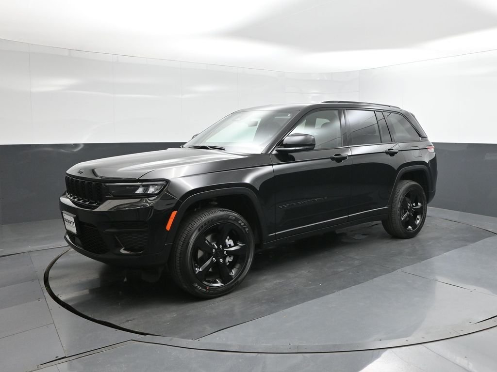New 2025 Diamond Black Crystal Pearl-Coat Exterior Paint Jeep Altitude X image 34