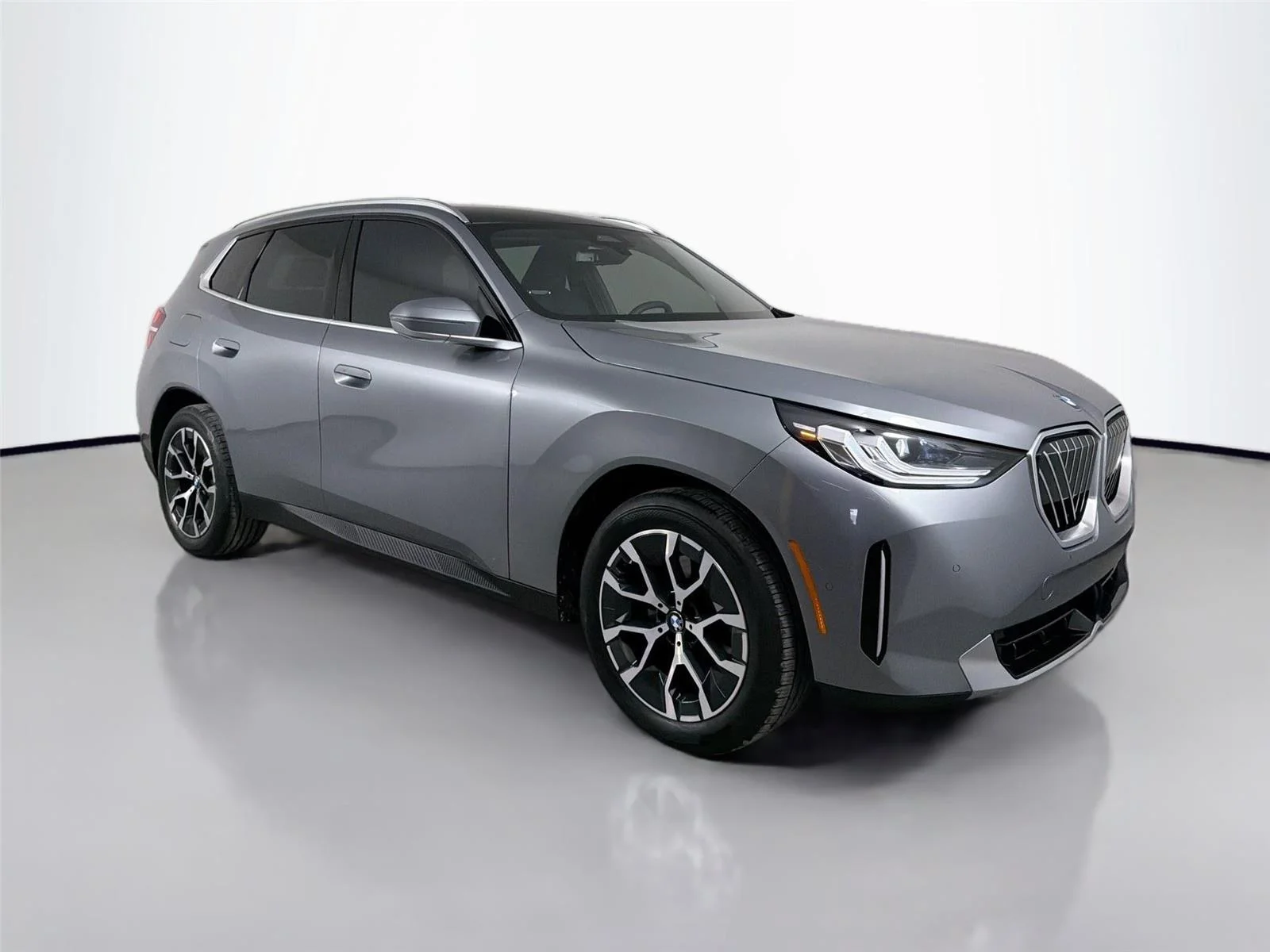 Used 2026 Skyscraper Grey Metallic BMW 30 xDrive image 3