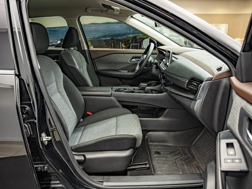 Used 2021 Super Black Nissan SV image 31