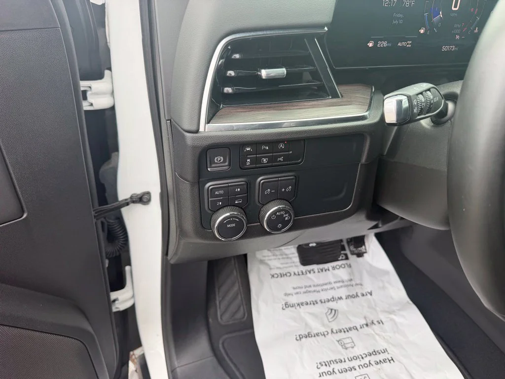 Used 2025 Summit White Chevrolet LT image 30