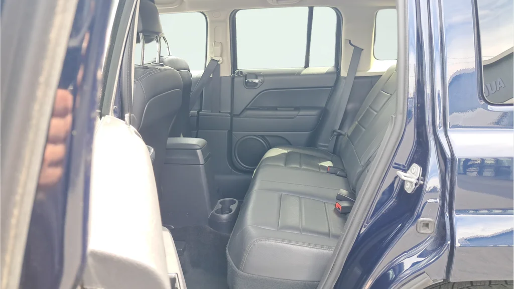 Used 2015 Blue Jeep Latitude image 12