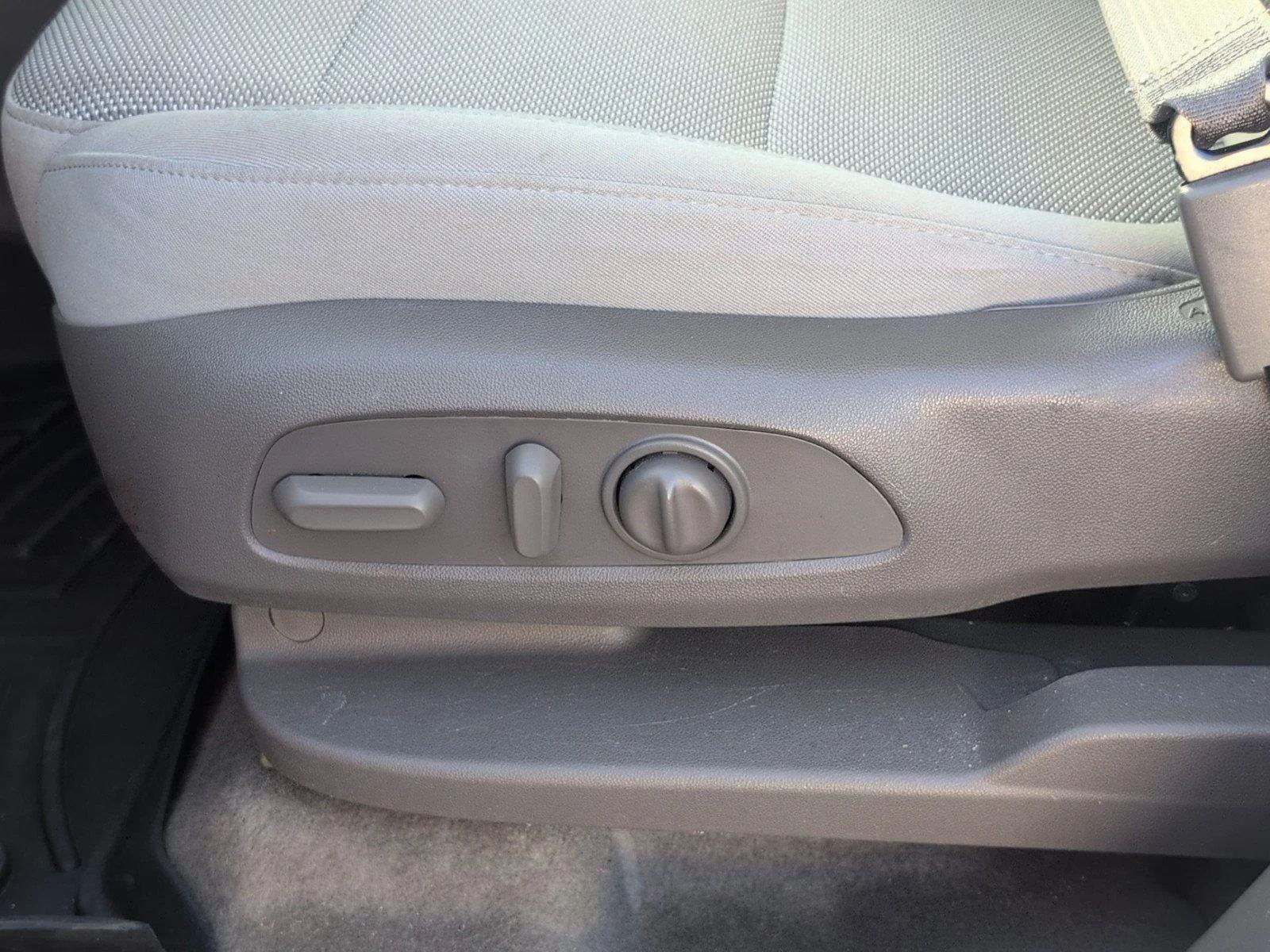 Used 2018 SUMMIT WHITE Chevrolet LT Cloth image 17