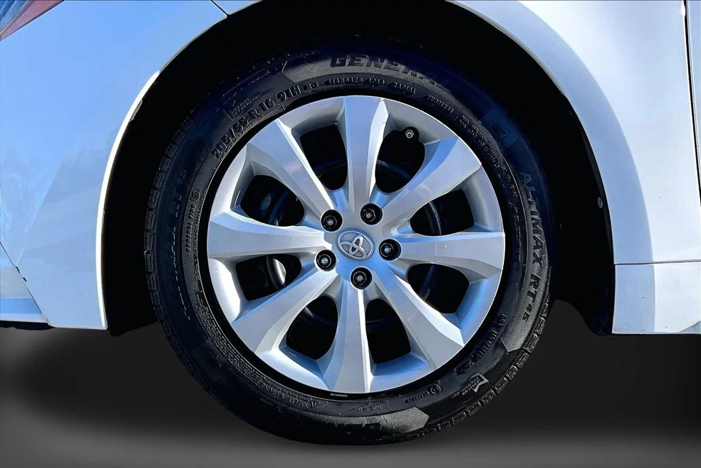 Used 2020 White Toyota LE image 37