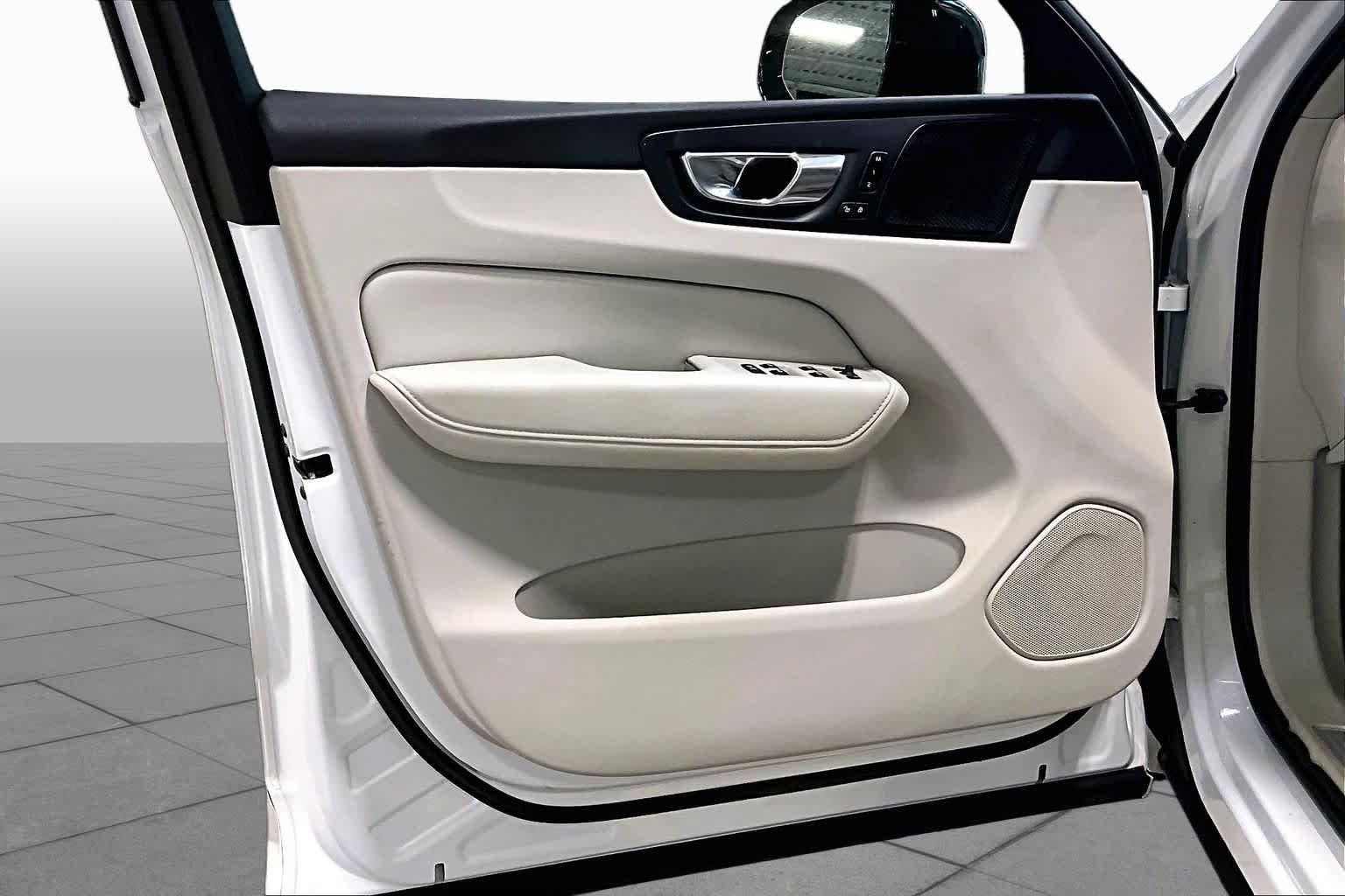 Used 2023 Crystal White Metallic Volvo Ultimate Dark Theme image 21